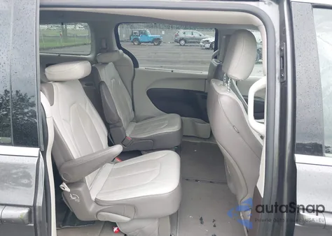 2017 Chrysler Pacifica Touring-L z USA, uszkodzony, nr VIN 2C4RC1BG4HR661353